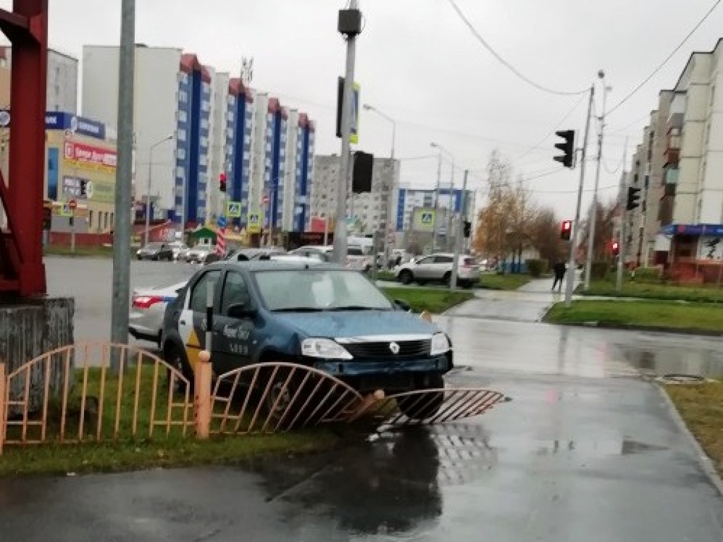 ВОЗЛЕ ТЦ ГЕРА МАШИНА ТАКСИ ВРЕЗАЛАСЬ В ЗАБОР.